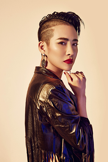 郭柯彤身穿黑色劲装,短发,纹身,耳钉一应俱全,眼神更是不怒自威,举手