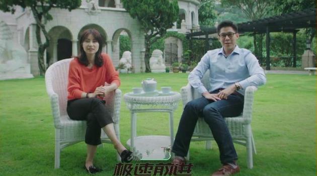 郭晶晶霍启刚在自家豪宅的草坪上接受采访