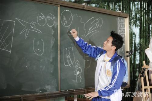 认真画画的李晨