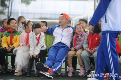 郑恺和孩子们打成一片
