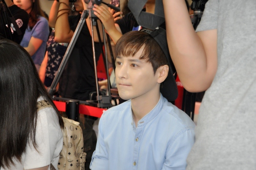 "火族王子"书亚信助阵活动 谈选美标准