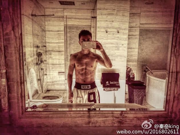 秦奋身材样貌出众