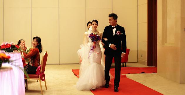 刘雨欣高曙光携手步入婚礼现场