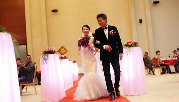 刘雨欣披婚纱美若娇娘刘雨欣高曙光携手步入婚礼现场刘雨欣高曙光情深