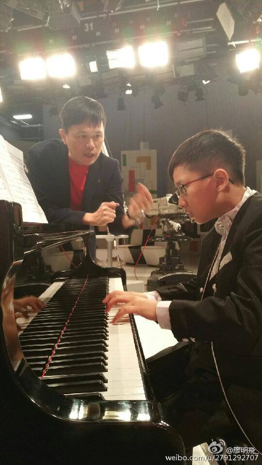 廖明飞给学生在演出前指导