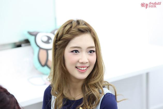 许和琪安静聆听蜜蜂少女其它成员发言