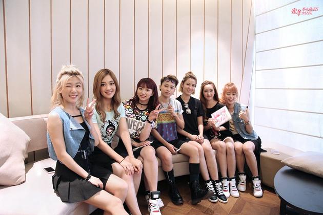 蜜蜂少女队集体合影