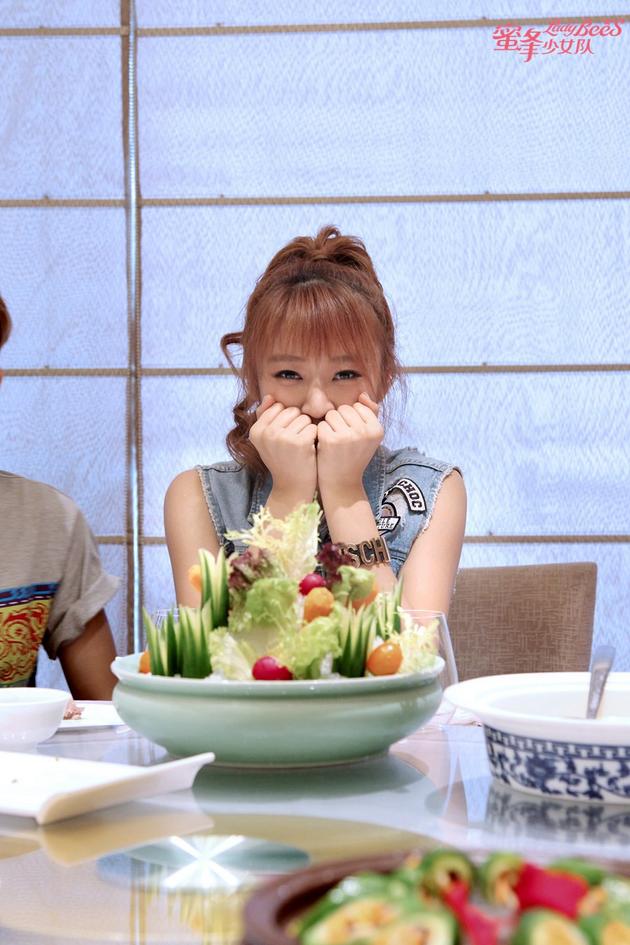 蜜蜂少女队张悠然可爱出镜