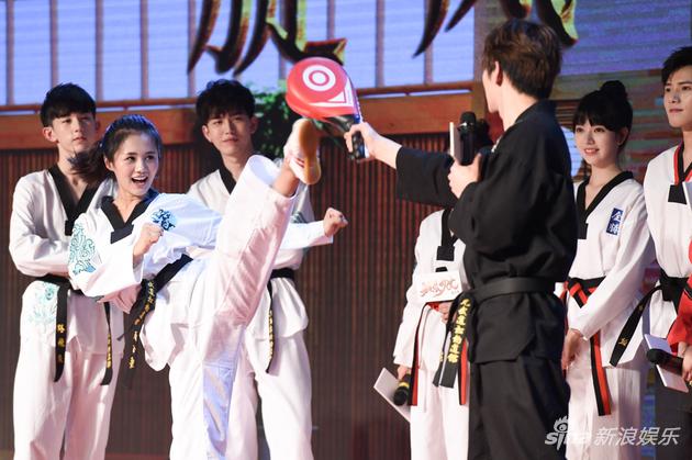 安悦溪现场秀侧踢