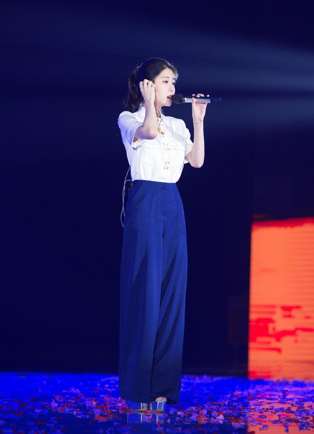 张碧晨现场首唱《时光笔墨》