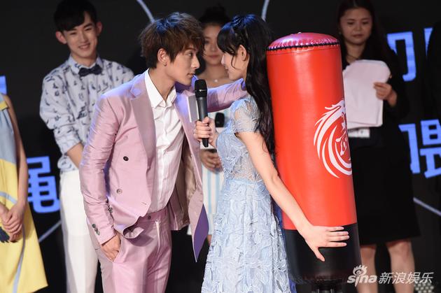 陈晓反“壁咚”