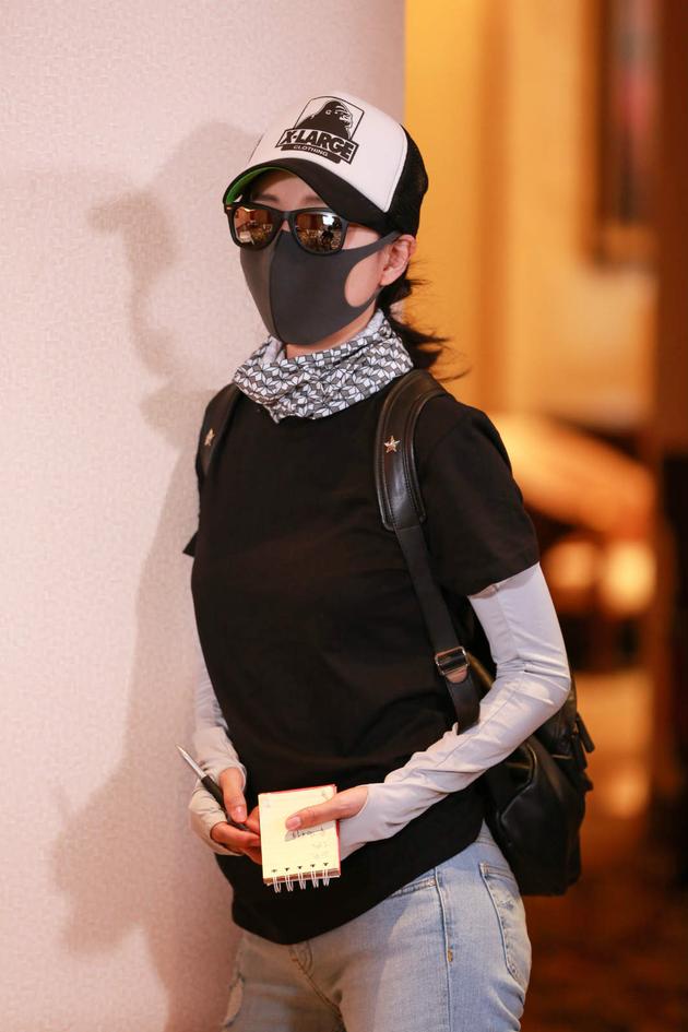 张静初伪装成编导