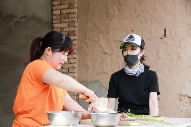 张静初乔装与人聊天