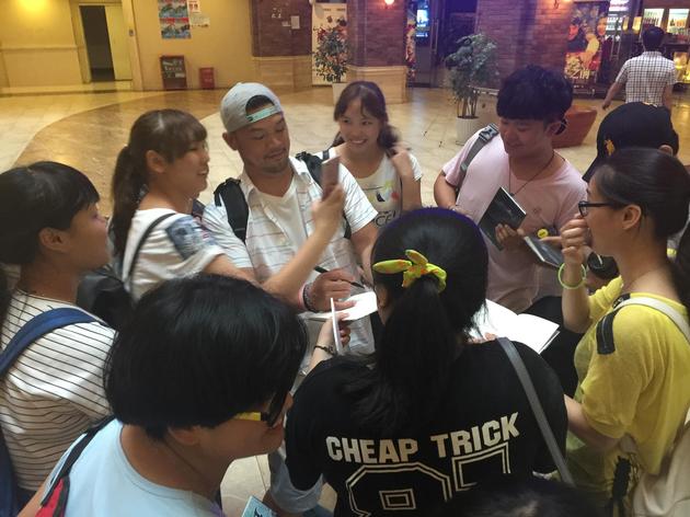 张皓明和粉丝合影