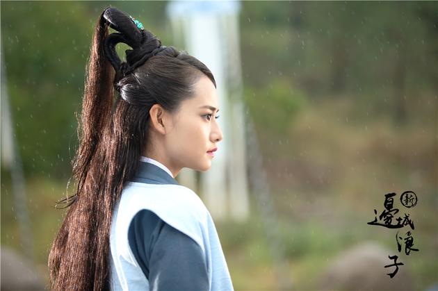 柴碧云饰翠浓楚楚动人