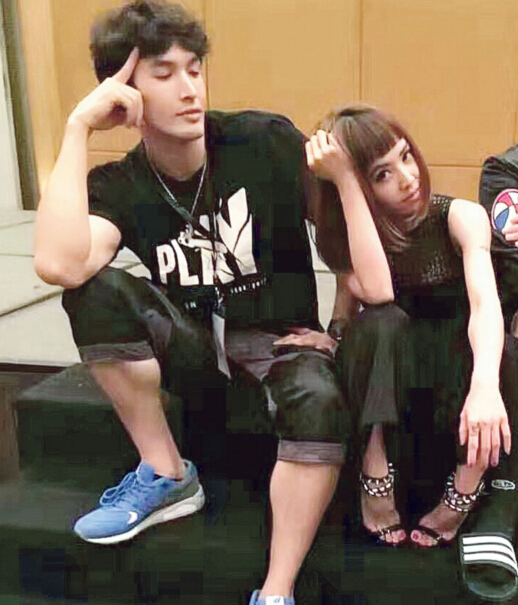 蔡依林与男友锦荣穿上情侣装摆出一致POSE，非常默契
