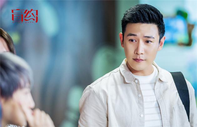 蒋欣[微博]和陆毅[微博]两人在拍摄间隙抱着剧本认真对戏,还拉上了