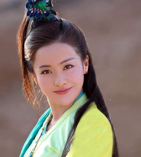 贡米饰演丁灵琳