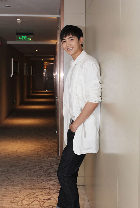 严禹豪宣传《泡沫之夏》诉遭导演"虐待"