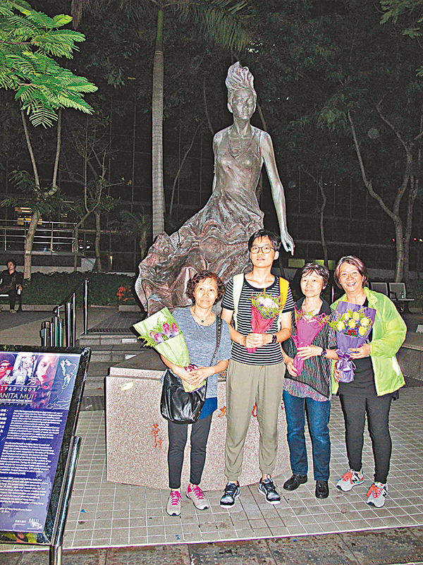梅艳芳铜像竖立两周年，有歌迷献花致意。