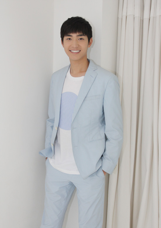 严禹豪《泡沫之夏》首映谈拍戏遭"排挤"