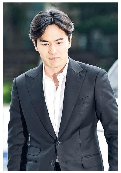 韩媒引述性侵案原告人的口供，指李镇旭向她施暴时，就连内裤也被他撕破，令她