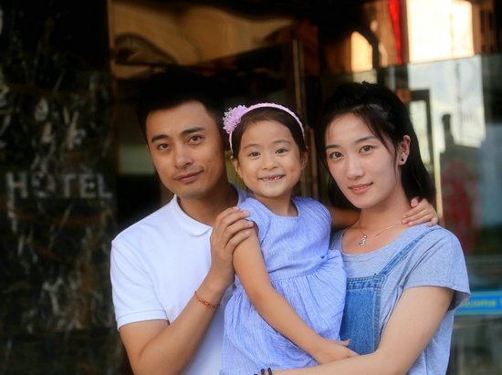 施歌与片中的爸爸妈妈(张钧涵,白茹)