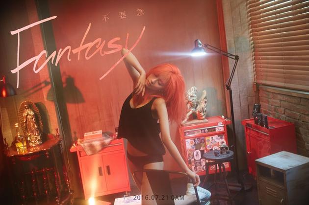 王霏霏首次挑战橘红发色