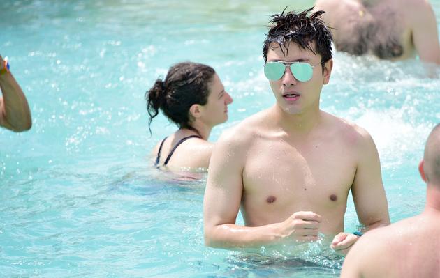 贾乃亮陆毅男团扛宝宝戏水