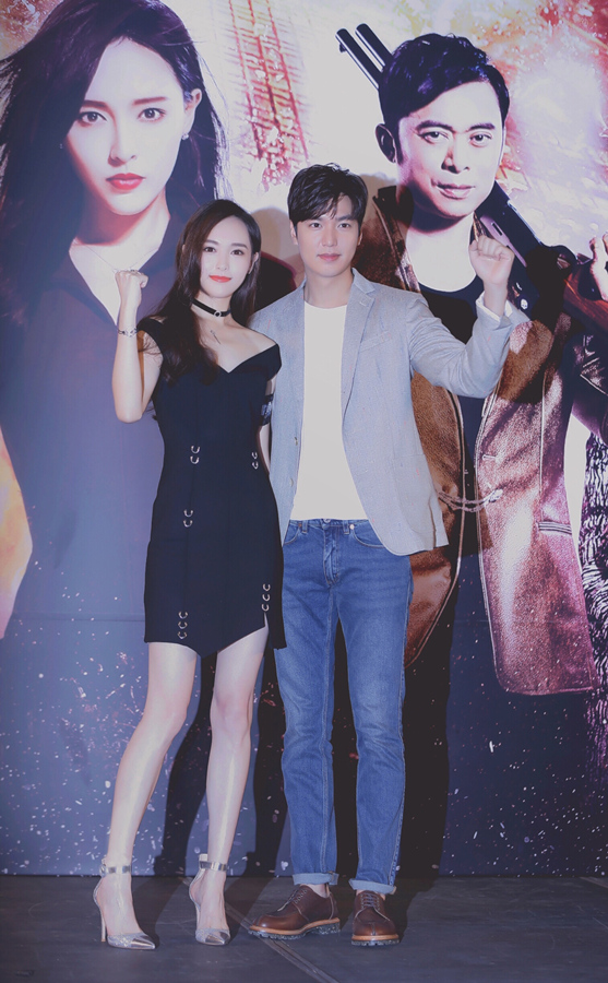 《赏金猎人》香港活动现场唐嫣,李敏镐合影