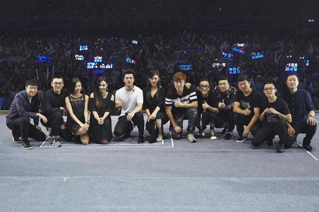 李健与歌迷合影