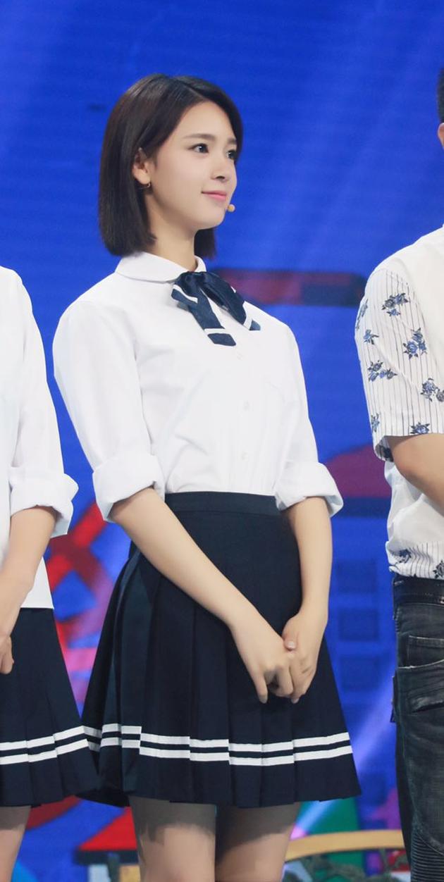 陈瑶一身校服清纯校园女神形象亮相