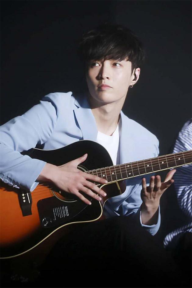 张艺兴吉他弹唱