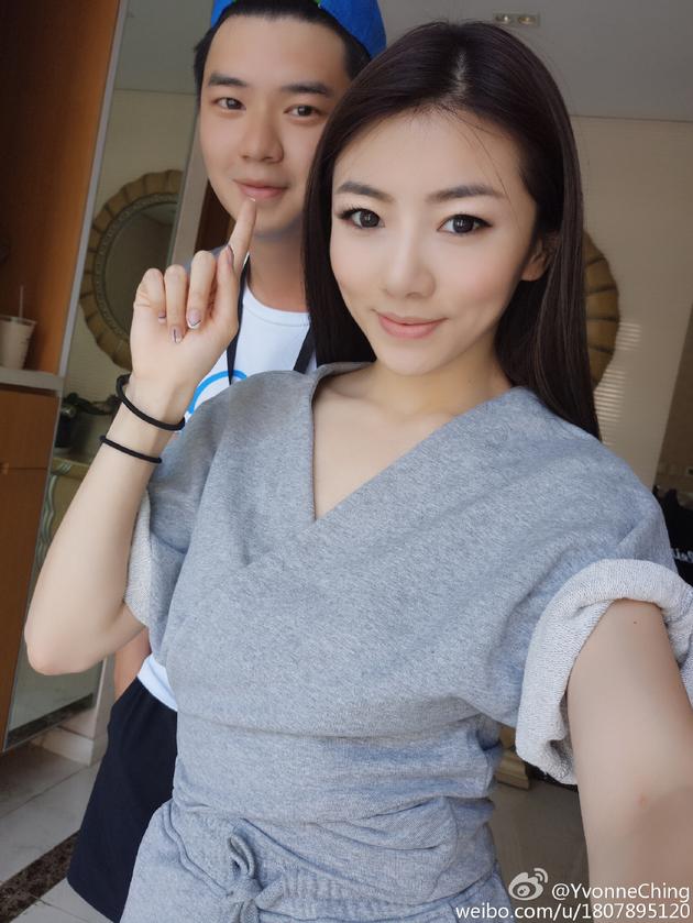 郑恺女友晒与弟弟自拍照