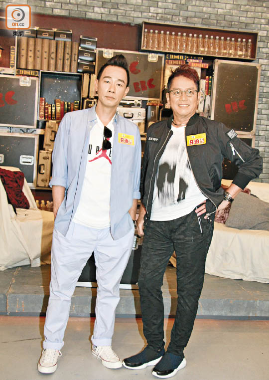 陈小春有幸可以跟谭咏麟合唱主题曲,当然要出尽十二成功力。