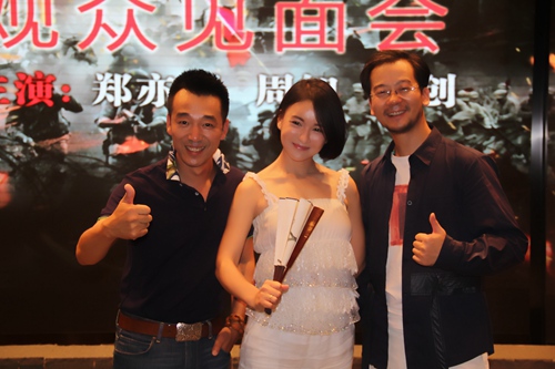 郑亦桐高温里送清凉 与观众零距离互动|郑亦桐|擒蛇|谢秋萍_新浪娱乐