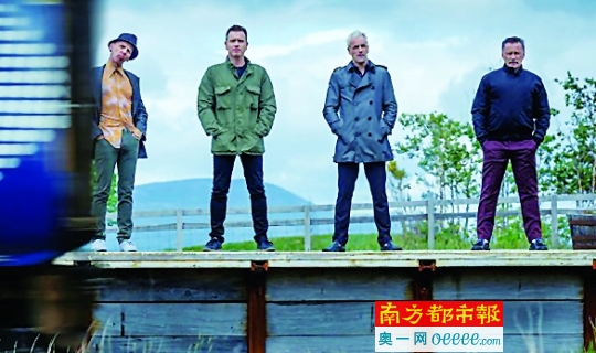 手插裤兜、恍恍惚惚的姿态和二十年前如出一辙