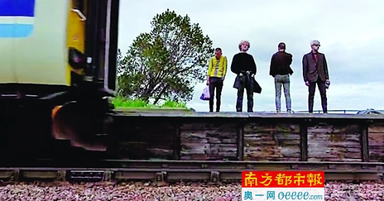 手插裤兜、恍恍惚惚的二十年前姿态