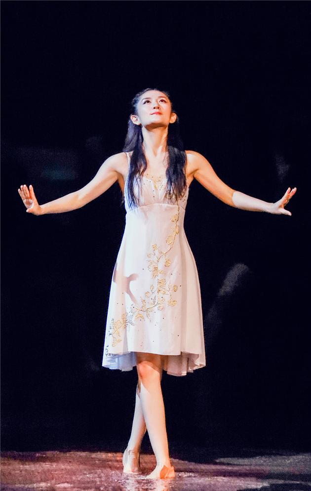 我们谢娜穿火辣舞衣笑称太露难接受