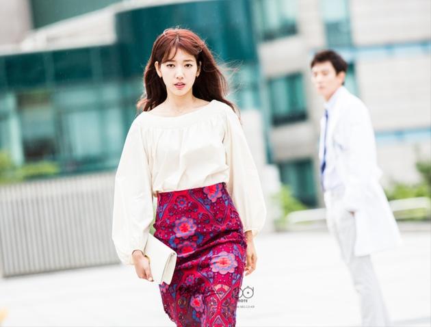 doctors朴信惠涂指甲油动手术挨轰不专业|朴信惠|韩剧|指责_新浪女性