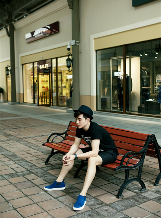 余少群余少群写真新浪娱乐讯 近日,演员余少群[微博]在微博晒出一张和