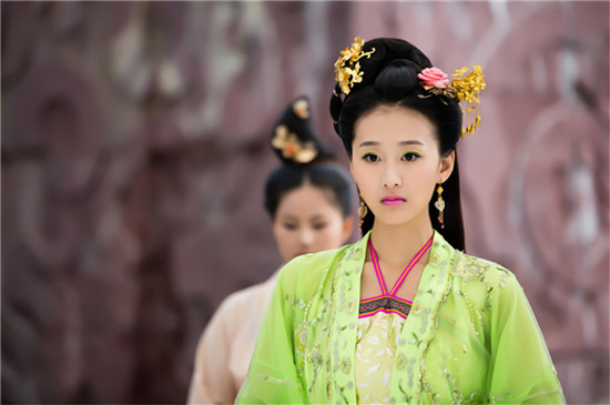 单元里,钱璇饰演刁蛮任性的公主穆紫彤,倾心腹黑太子赵建武(杨浩煜饰)