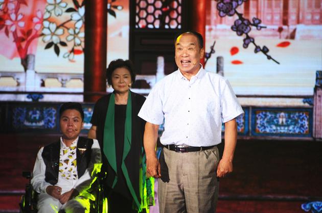 感动中国!《幸福》古稀老人"卖艺救孤"