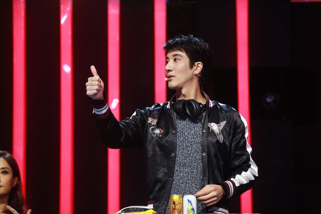 王力宏伸大拇指点赞