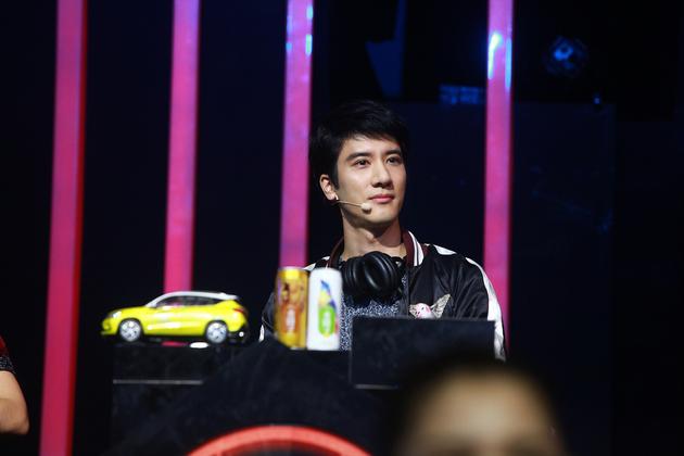 王力宏眼含热泪