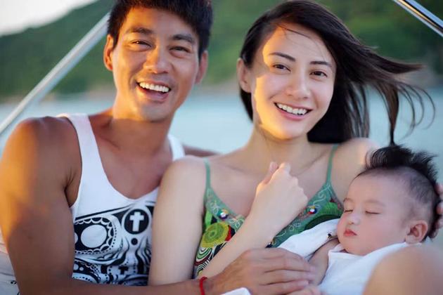 陈国坤生日晒全家福小小龙帅气