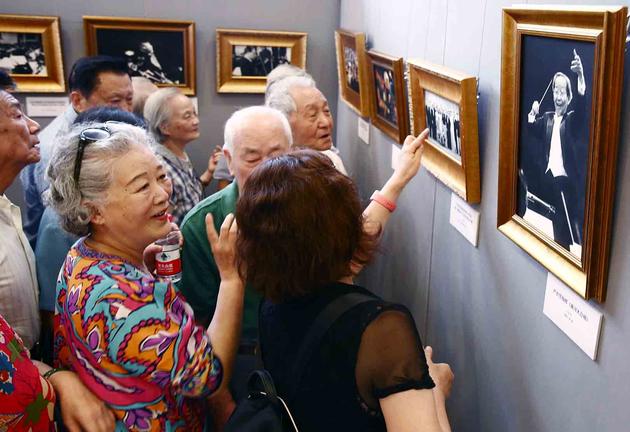 中央乐团的老团员参观图片展