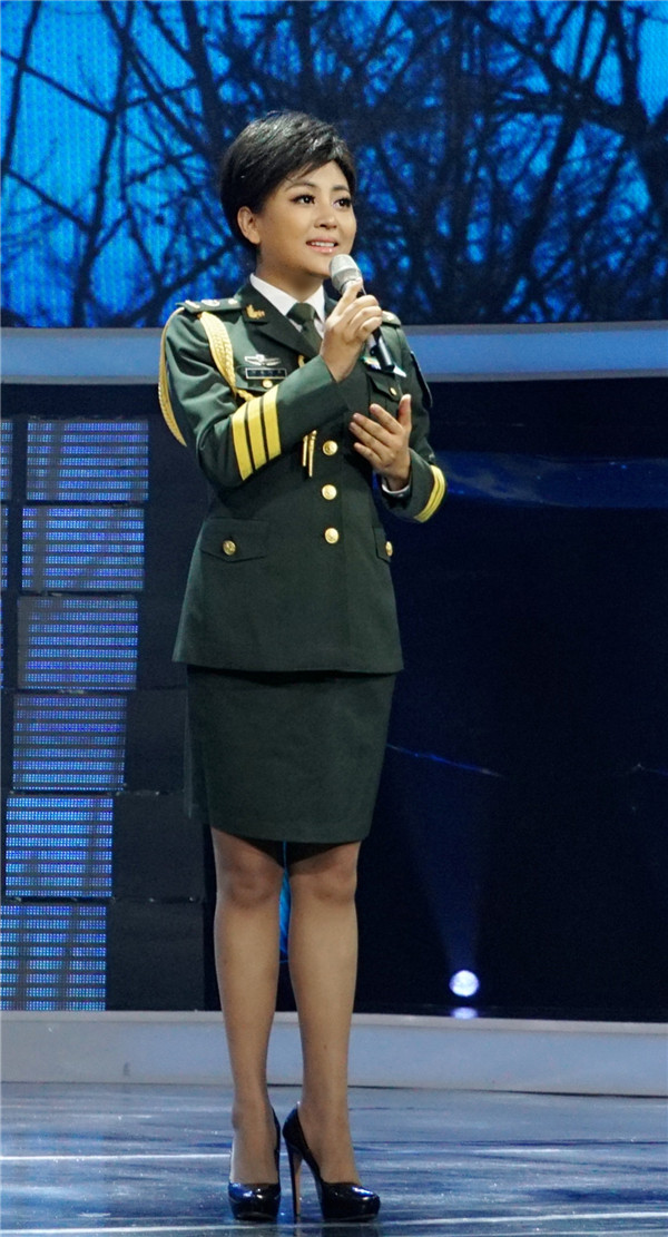 阿鲁阿卓建军节晚会献唱《边关军魂》