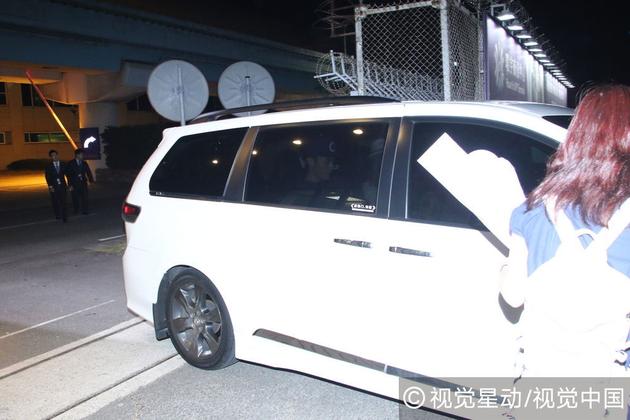 林心如霍建华回女方住处 见拍摄害羞低头