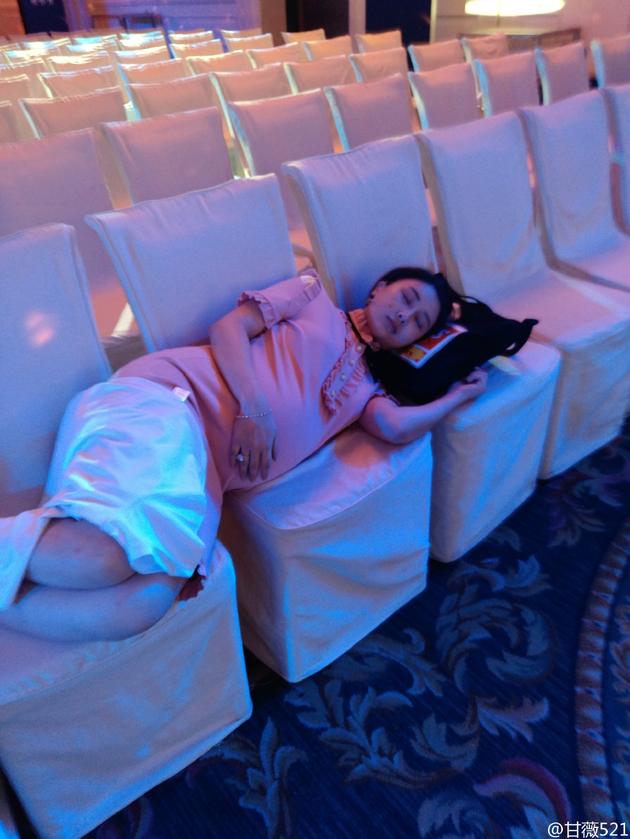 甘薇怀二胎临盆在即 走路瘸腿只能左躺